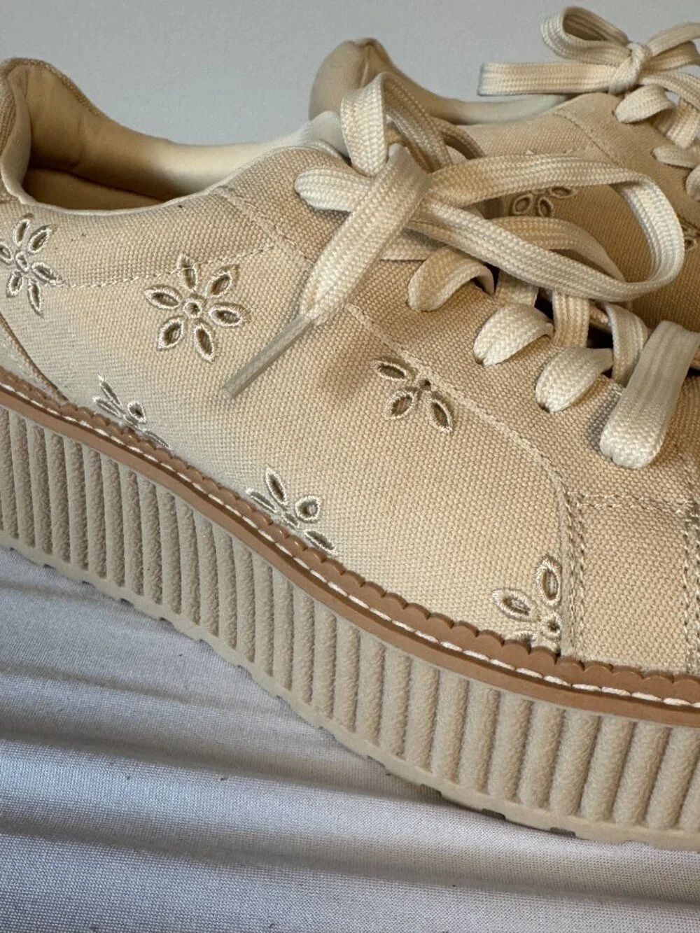9.5 Dolce Vita Brin Canvas Eyelet Sneakers Platform Shoes Beige Tan Cream Flower